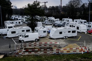 Un fourgon de police a été incendié devant l'entrée du parking de la Bourdonnette à Lausanne, actuellement occupé par une centaine de caravanes de gens du voyage (archives).